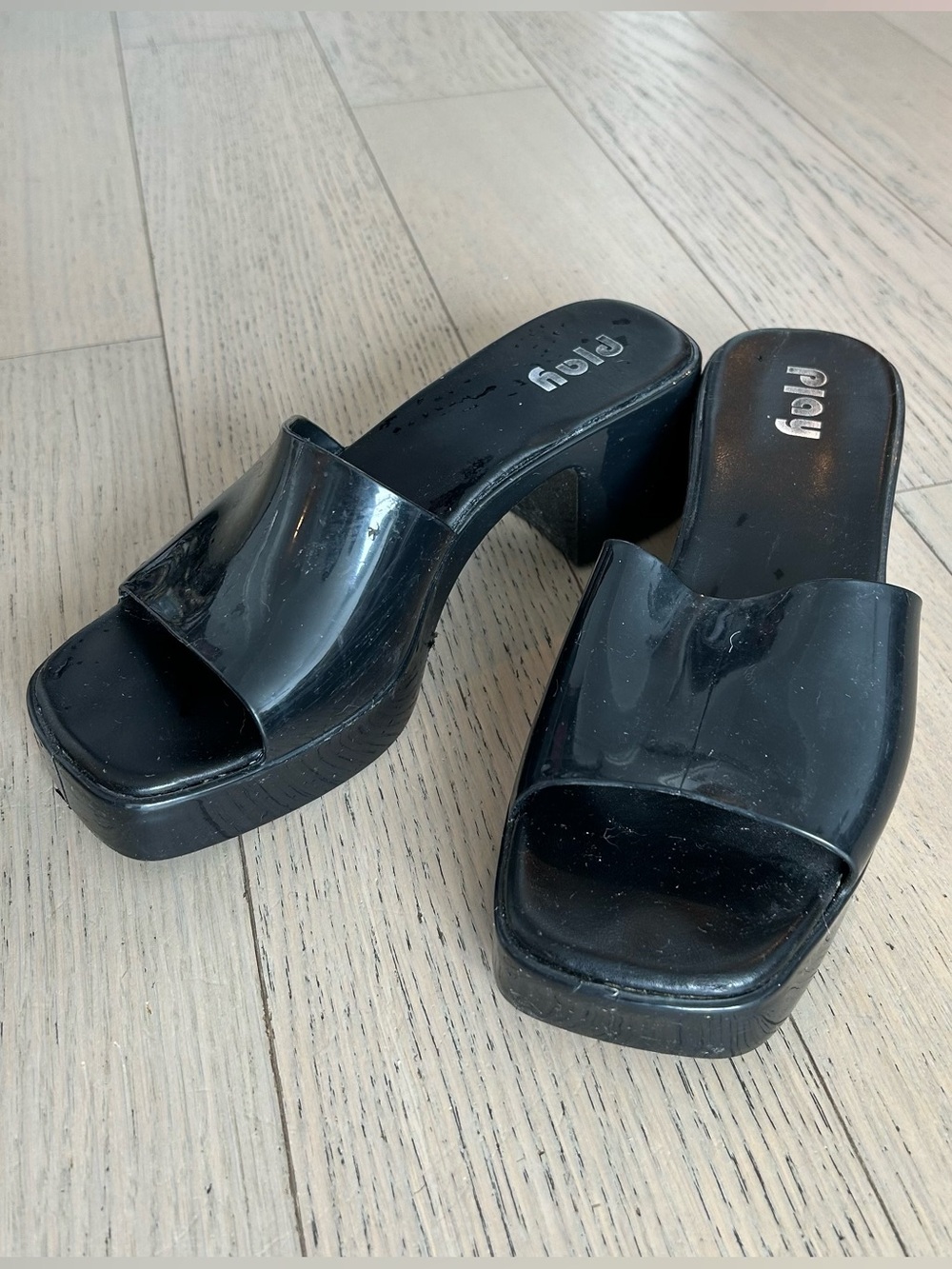 cute black sandals
brand play
size 8